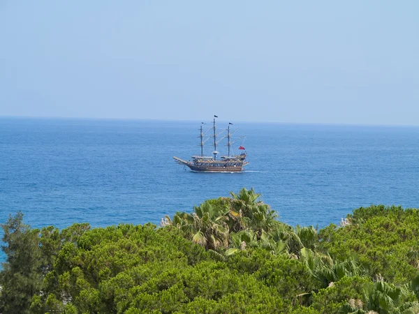 Старинный деревянный старый корабль в синее море — стоковое фото