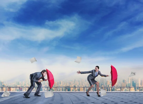 Бизнесмен, предприниматель с красными зонтами — стоковое фото
