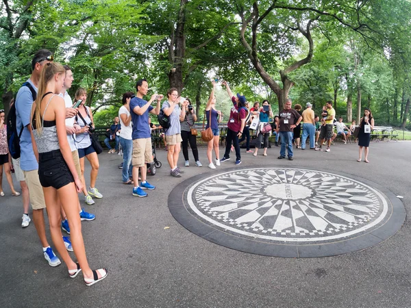 Туристы в Strawberry Fields в Центральном парке в Нью-Йорке — стоковое фото