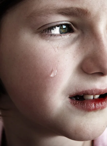 Маленькая девочка, кричащая со слезами — стоковое фото