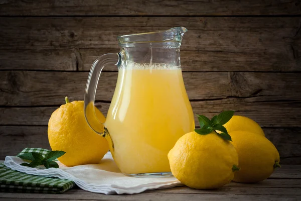 Лимонад и лимоны — стоковое фото
