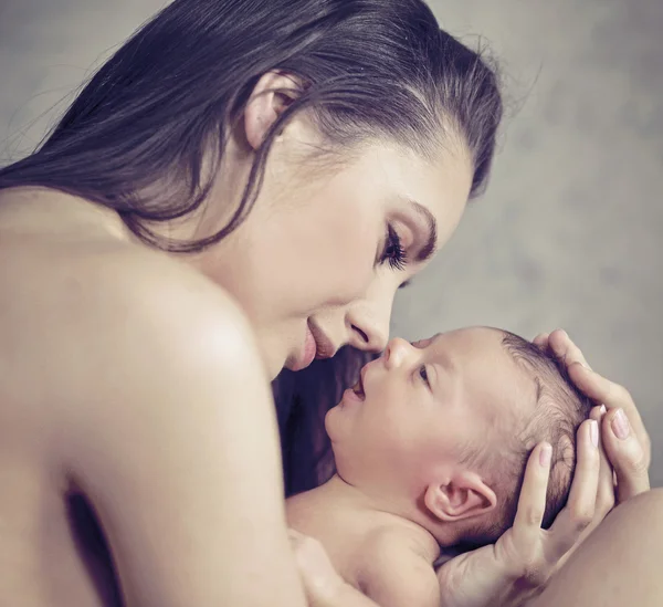 Художественный портрет csring мать обнимать ребенка — стоковое фото