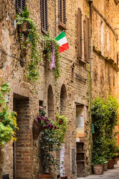 Вид древних старых европейских улицы в Пиенце. Италия — стоковое фото