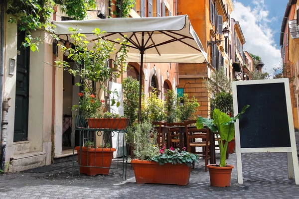 Кафе на открытом воздухе таблицы на узкой улице в Риме, Италия — стоковое фото