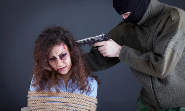 Террористы, угрожающие напуганная девочка оружием — стоковое фото