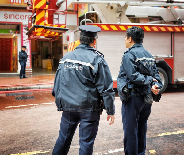 Сотрудники полиции, обеспечение порядка возле Торговый центр в Hong K — стоковое фото