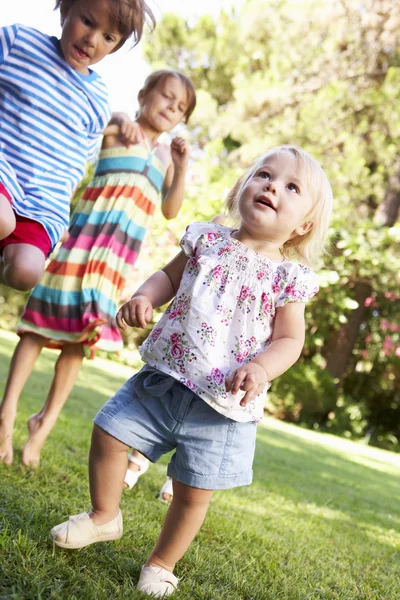 Группа детей, играющих в саду — стоковое фото