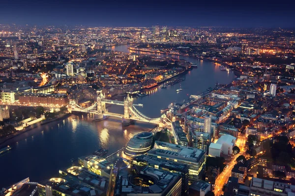 Лондон ночью городской архитектуры и Тауэрский мост — стоковое фото
