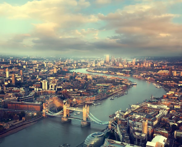 Лондонский вид с воздуха с Тауэрским мостом во время заката — стоковое фото