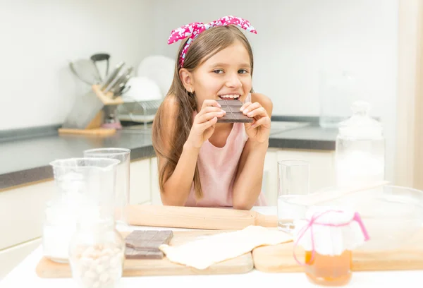 Портрет девушки, опираясь на кухонный стол и шоколада — стоковое фото