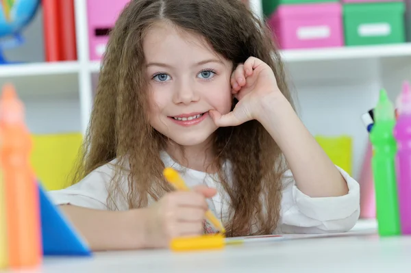 Маленькая девочка, опираясь на класс — стоковое фото
