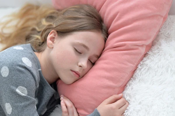 Милая маленькая девочка спит — стоковое фото