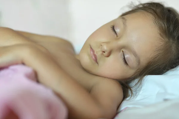 Милая маленькая девочка спит — стоковое фото