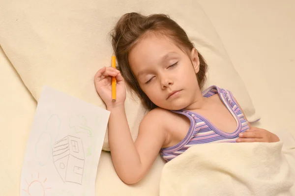 Маленькая девочка спит с изображением — стоковое фото