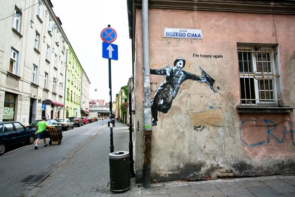 Уличное искусство неопознанных художника с человеком счастливым, пение — стоковое фото