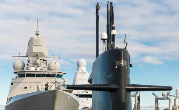 Военно-морской флот. Подводные лодки и корабли с оружием — стоковое фото