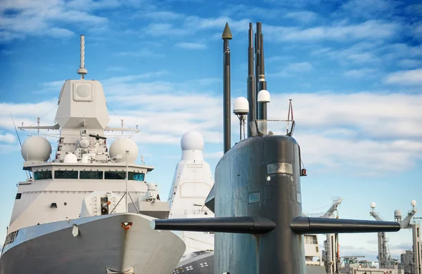 Военно-морской флот. Подводные лодки и корабли с оружием — стоковое фото