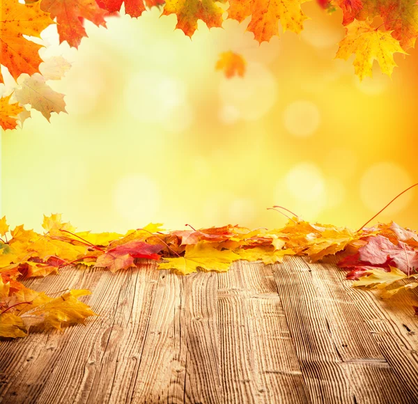 Осенний фон с пустыми деревянными досками — стоковое фото