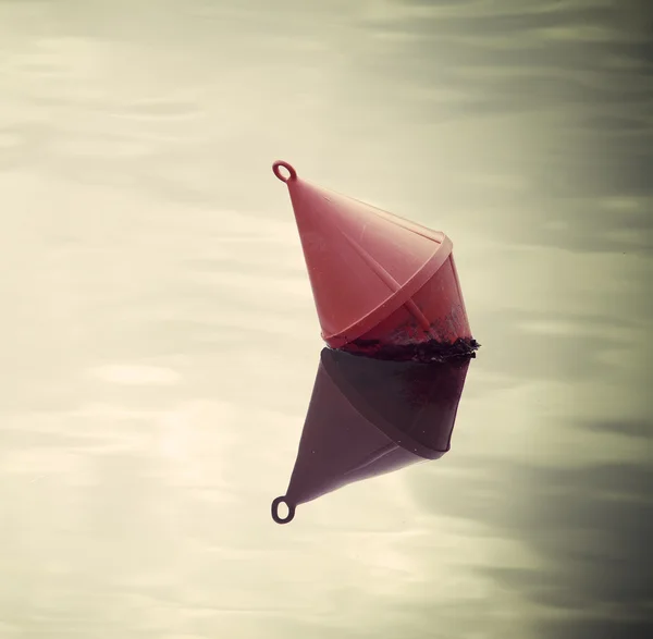 Красный буй в воде в старинный тон — стоковое фото