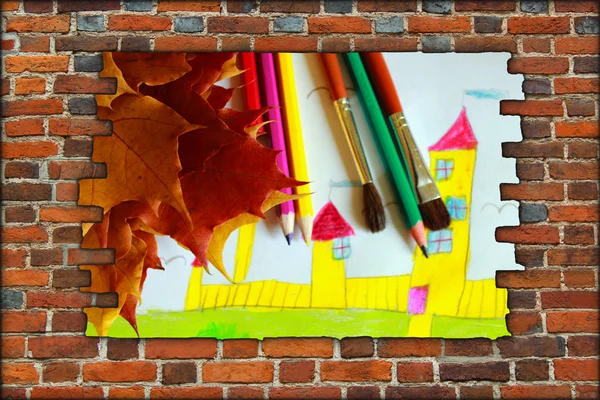 Кирпичная стена и рассматривает детский рисунок дома и листьев — стоковое фото