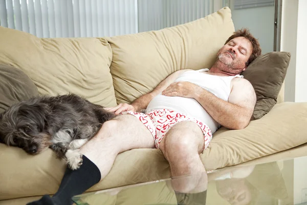 Человек спит с собакой — стоковое фото