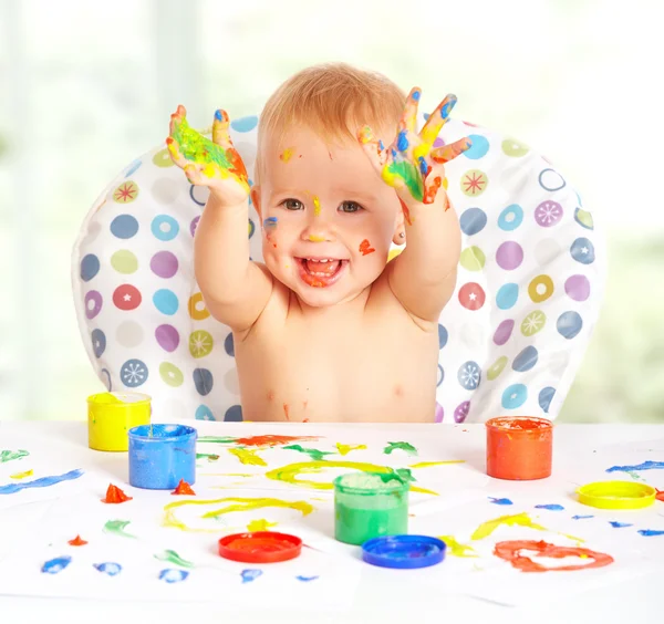 Счастливый малыш ребенок рисует с цветными красками руки — стоковое фото