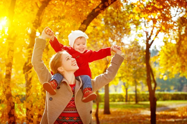 Счастливая семья: мать и ребенок маленький дочь играть обнимаются на — стоковое фото
