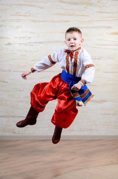 Талантливый ребенок, традиционный танец — стоковое фото