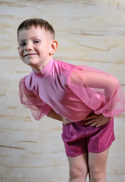 Мальчик носить костюм танец, кланяясь с руки на бедра — стоковое фото