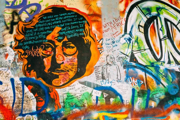 Известное место в Праге - Джон Леннон стены, Чешская Республика — стоковое фото