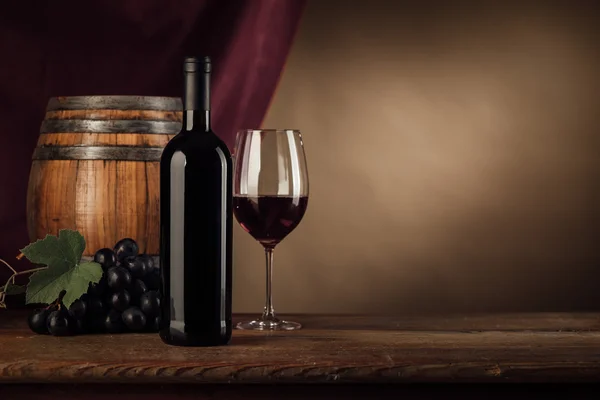 Дегустация вин в погребе со стеклом — стоковое фото