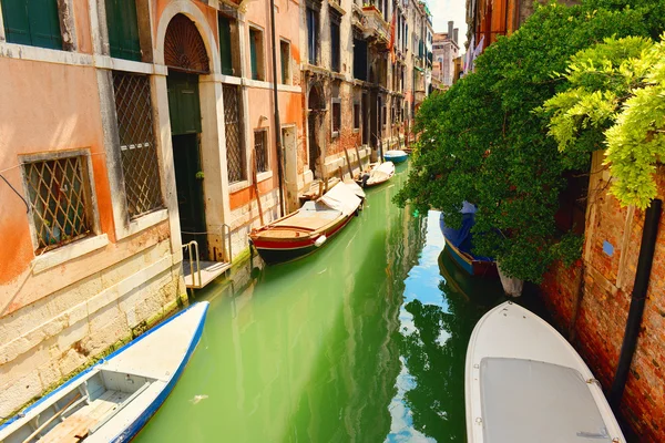 Лодки в канале Венеции — стоковое фото