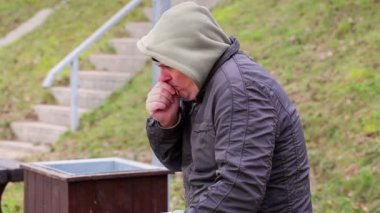 Холодный человек кашляет — стоковое видео