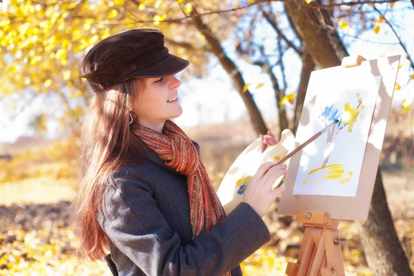 Девушка рисует на природе осенью — стоковое фото