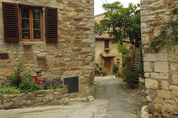 Красивый уголок в деревне Montefioralle — стоковое фото