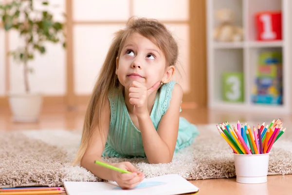 Мечтательный детские девочка, Рисование с цветные карандаши — стоковое фото