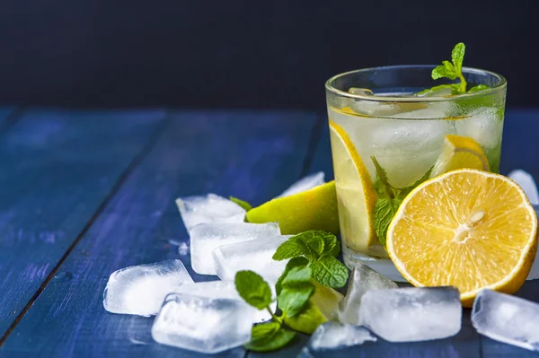 Стакан лимонада с листьями мяты и кубиками льда — стоковое фото