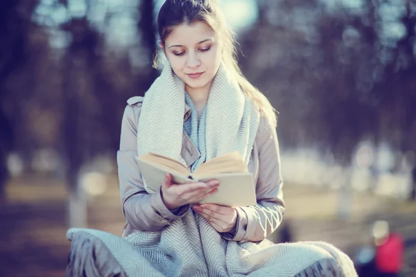 Девушка в халате и с книгой — стоковое фото