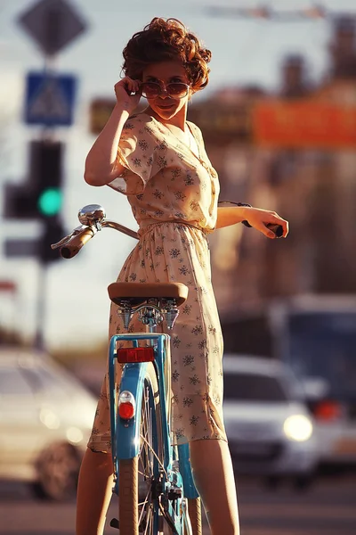 Девушка на велосипеде на улице — стоковое фото