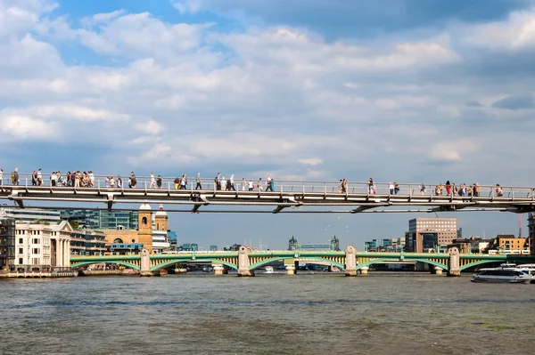 Лондонский пешеходный мост тысячелетия — стоковое фото