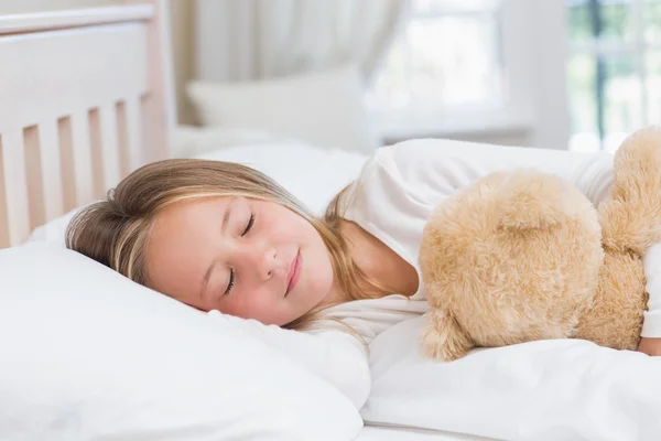 Маленькая девочка, спал в своей постели — стоковое фото