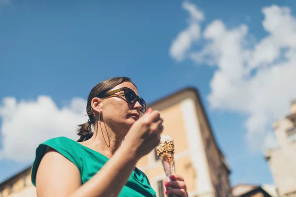 Женщины турист, едят мороженое — стоковое фото