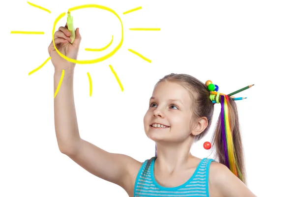 Счастливая девушка рисует солнца — стоковое фото