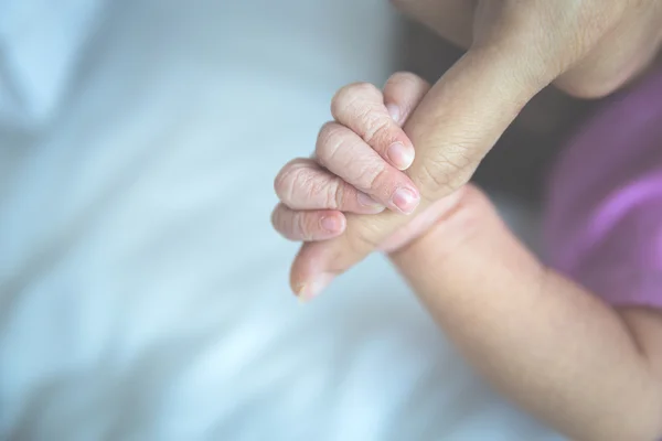 Новорожденный Холдинг палец, крупным планом — стоковое фото