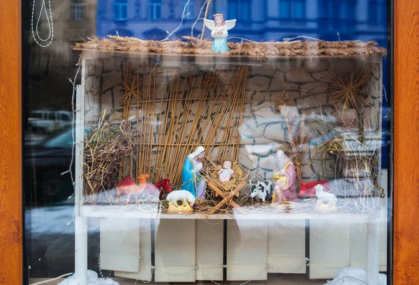 Рождественские украшения рождение Иисуса на витрине магазина — стоковое фото