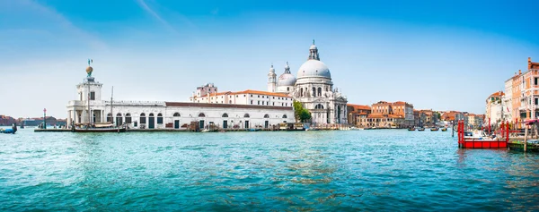 Канал, великий с базиликой di Санта-Мария della, приветствует в Венеции, Италия — стоковое фото