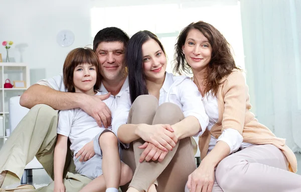 Ласковая семьи из четырех человек — стоковое фото