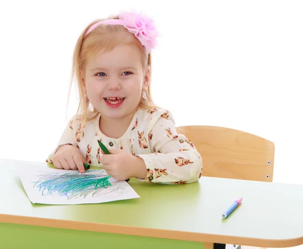 Немного кавказской блондинка девушка рисует с карандашами сидя — стоковое фото