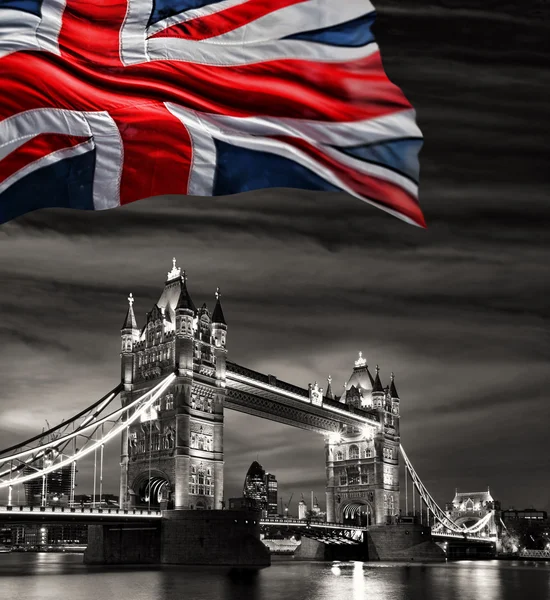 London Tower Bridge с флагом Англии — стоковое фото
