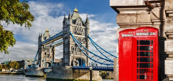Тауэрский мост с красные телефонные будки в Лондоне, Англия, Великобритания — стоковое фото